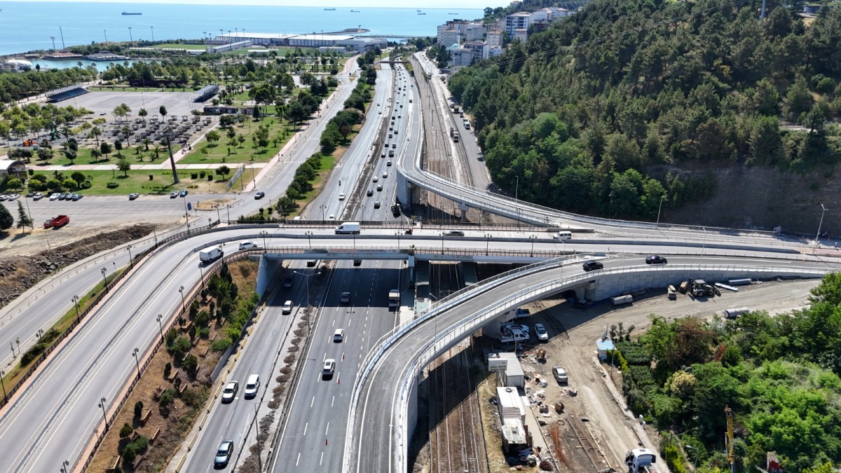 Kenan Şara Köprülü Kavşağı Projesi’nde İki Önemli Bağlantı Yolu Trafiğe Açıldı